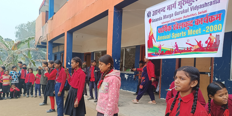 Playing caring ball through spoon